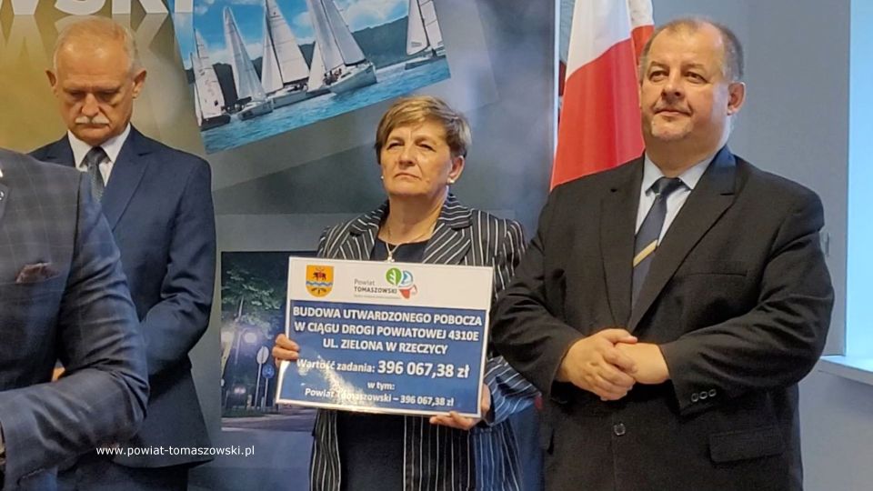 Na zdjęciu: uczestnicy konferencji prasowej, podczas której podpisana została umowa na realizację zadania pod nazwą „ Budowa utwardzonego pobocza w ciągu drogi powiatowej 4310E ul. Zielona w Rzeczycy”, która odbyła się w sali konferencyjnej w Starostwie Powiatowym w Tomaszowie Mazowieckim we wtorek, 2 sierpnia 2022 roku, 