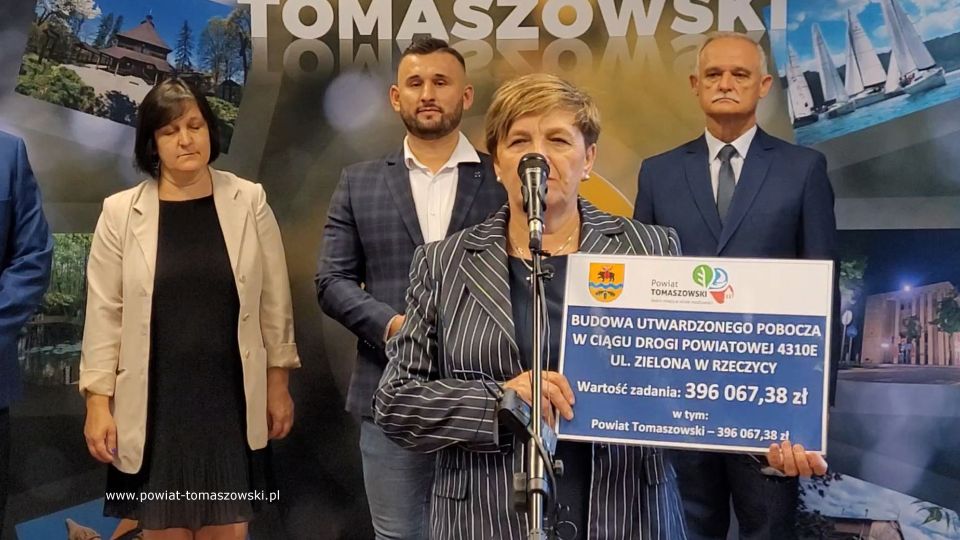 Na zdjęciu: uczestnicy konferencji prasowej, podczas której podpisana została umowa na realizację zadania pod nazwą „ Budowa utwardzonego pobocza w ciągu drogi powiatowej 4310E ul. Zielona w Rzeczycy”, która odbyła się w sali konferencyjnej w Starostwie Powiatowym w Tomaszowie Mazowieckim we wtorek, 2 sierpnia 2022 roku, 