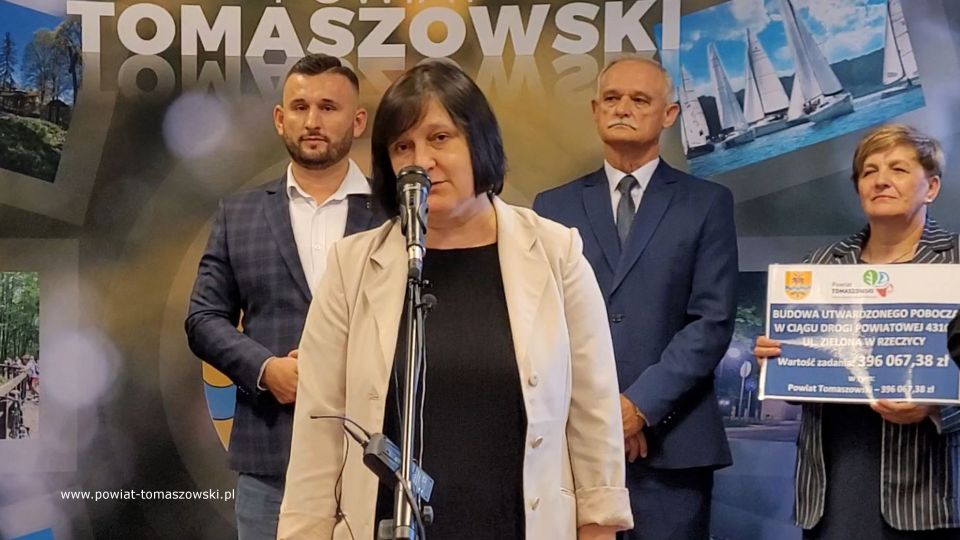 Na zdjęciu: uczestnicy konferencji prasowej, podczas której podpisana została umowa na realizację zadania pod nazwą „ Budowa utwardzonego pobocza w ciągu drogi powiatowej 4310E ul. Zielona w Rzeczycy”, która odbyła się w sali konferencyjnej w Starostwie Powiatowym w Tomaszowie Mazowieckim we wtorek, 2 sierpnia 2022 roku, 
