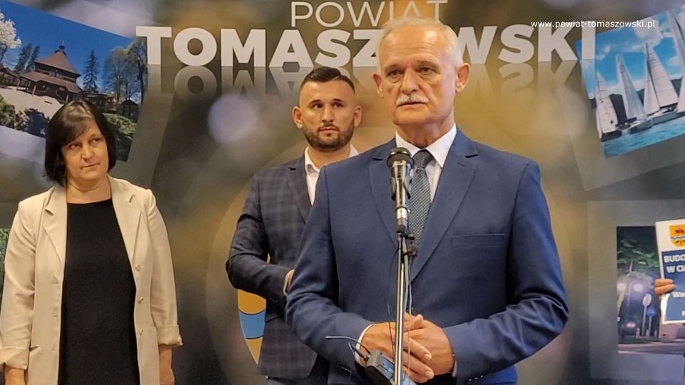 Na zdjęciu: uczestnicy konferencji prasowej, podczas której podpisana została umowa na realizację zadania pod nazwą „ Budowa utwardzonego pobocza w ciągu drogi powiatowej 4310E ul. Zielona w Rzeczycy”, która odbyła się w sali konferencyjnej w Starostwie Powiatowym w Tomaszowie Mazowieckim we wtorek, 2 sierpnia 2022 roku, 