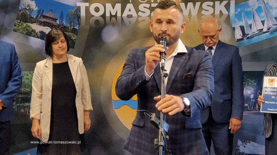 Na zdjęciu: uczestnicy konferencji prasowej, podczas której podpisana została umowa na realizację zadania pod nazwą „ Budowa utwardzonego pobocza w ciągu drogi powiatowej 4310E ul. Zielona w Rzeczycy”, która odbyła się w sali konferencyjnej w Starostwie Powiatowym w Tomaszowie Mazowieckim we wtorek, 2 sierpnia 2022 roku, 