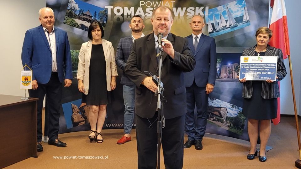 Na zdjęciu: uczestnicy konferencji prasowej, podczas której podpisana została umowa na realizację zadania pod nazwą „ Budowa utwardzonego pobocza w ciągu drogi powiatowej 4310E ul. Zielona w Rzeczycy”, która odbyła się w sali konferencyjnej w Starostwie Powiatowym w Tomaszowie Mazowieckim we wtorek, 2 sierpnia 2022 roku, 