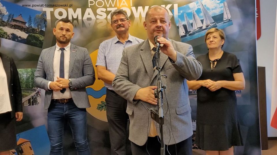 Na zdjęciu: uczestnicy konferencji prasowej, podczas której podpisana została umowa na realizację zadania ”Modernizacja drogi powiatowej Nr 4306E w miejscowości Sadykierz”, która odbyła się w sali konferencyjne Starostwa Powiatowego w Tomaszowie Mazowieckim w piątek, 1 lipca 2022 roku, Na zdjęciu: uczestnicy konferencji prasowej, podczas której podpisana została umowa na realizację zadania ”Modernizacja drogi powiatowej Nr 4306E w miejscowości Sadykierz”, która odbyła się w sali konferencyjne Starostwa Powiatowego w Tomaszowie Mazowieckim w piątek, 1 lipca 2022 roku,
