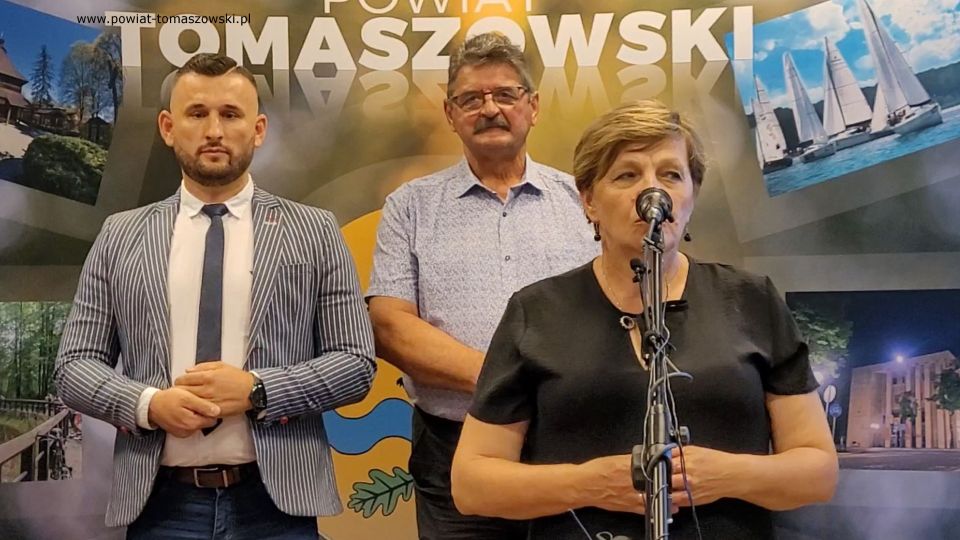 Na zdjęciu: uczestnicy konferencji prasowej, podczas której podpisana została umowa na realizację zadania ”Modernizacja drogi powiatowej Nr 4306E w miejscowości Sadykierz”, która odbyła się w sali konferencyjne Starostwa Powiatowego w Tomaszowie Mazowieckim w piątek, 1 lipca 2022 roku, Na zdjęciu: uczestnicy konferencji prasowej, podczas której podpisana została umowa na realizację zadania ”Modernizacja drogi powiatowej Nr 4306E w miejscowości Sadykierz”, która odbyła się w sali konferencyjne Starostwa Powiatowego w Tomaszowie Mazowieckim w piątek, 1 lipca 2022 roku,