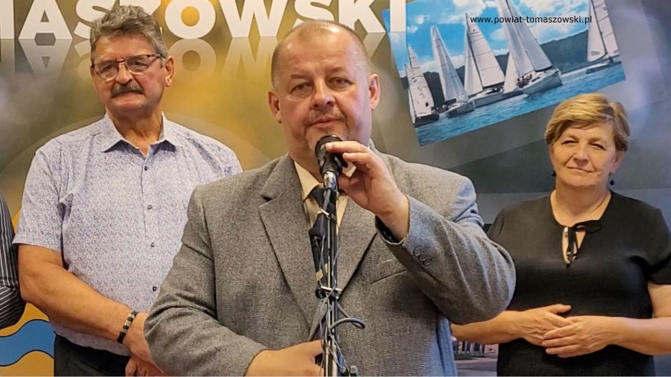 Na zdjęciu: uczestnicy konferencji prasowej, podczas której podpisana została umowa na realizację zadania ”Modernizacja drogi powiatowej Nr 4306E w miejscowości Sadykierz”, która odbyła się w sali konferencyjne Starostwa Powiatowego w Tomaszowie Mazowieckim w piątek, 1 lipca 2022 roku, Na zdjęciu: uczestnicy konferencji prasowej, podczas której podpisana została umowa na realizację zadania ”Modernizacja drogi powiatowej Nr 4306E w miejscowości Sadykierz”, która odbyła się w sali konferencyjne Starostwa Powiatowego w Tomaszowie Mazowieckim w piątek, 1 lipca 2022 roku,