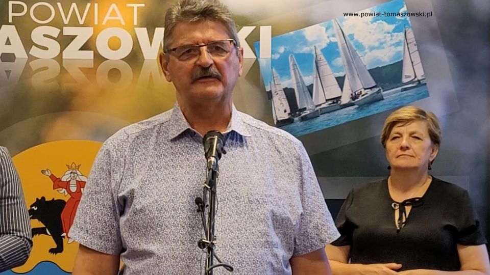 Na zdjęciu: uczestnicy konferencji prasowej, podczas której podpisana została umowa na realizację zadania ”Modernizacja drogi powiatowej Nr 4306E w miejscowości Sadykierz”, która odbyła się w sali konferencyjne Starostwa Powiatowego w Tomaszowie Mazowieckim w piątek, 1 lipca 2022 roku, Na zdjęciu: uczestnicy konferencji prasowej, podczas której podpisana została umowa na realizację zadania ”Modernizacja drogi powiatowej Nr 4306E w miejscowości Sadykierz”, która odbyła się w sali konferencyjne Starostwa Powiatowego w Tomaszowie Mazowieckim w piątek, 1 lipca 2022 roku,