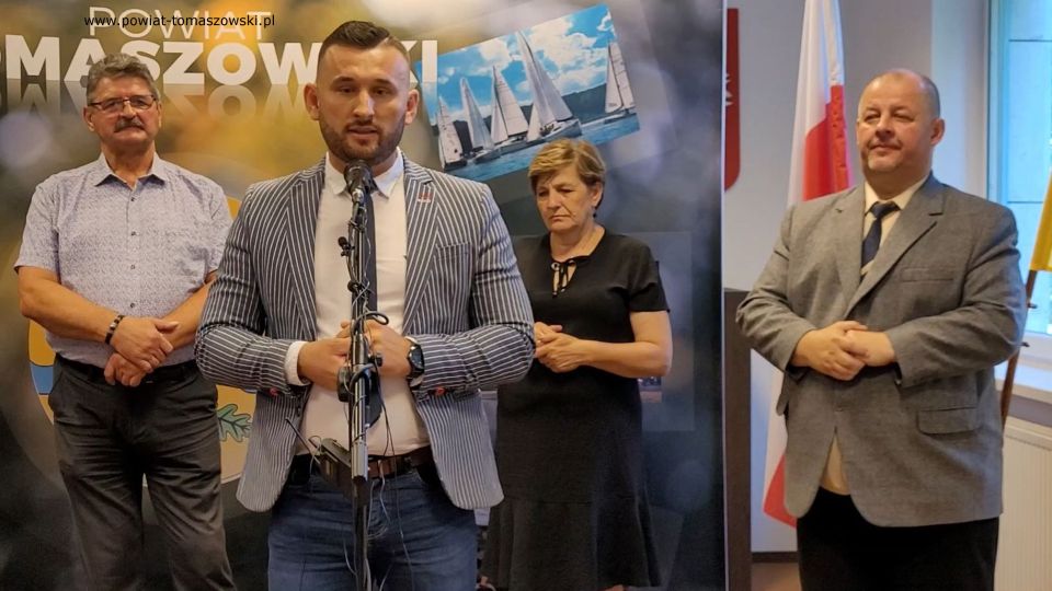 Na zdjęciu: uczestnicy konferencji prasowej, podczas której podpisana została umowa na realizację zadania ”Modernizacja drogi powiatowej Nr 4306E w miejscowości Sadykierz”, która odbyła się w sali konferencyjne Starostwa Powiatowego w Tomaszowie Mazowieckim w piątek, 1 lipca 2022 roku, Na zdjęciu: uczestnicy konferencji prasowej, podczas której podpisana została umowa na realizację zadania ”Modernizacja drogi powiatowej Nr 4306E w miejscowości Sadykierz”, która odbyła się w sali konferencyjne Starostwa Powiatowego w Tomaszowie Mazowieckim w piątek, 1 lipca 2022 roku,