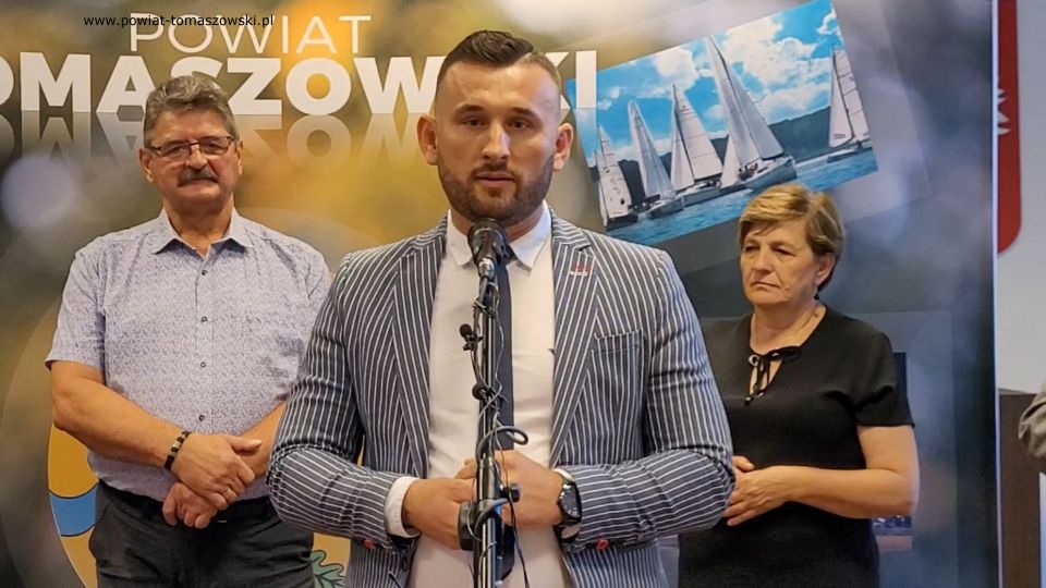 Na zdjęciu: uczestnicy konferencji prasowej, podczas której podpisana została umowa na realizację zadania ”Modernizacja drogi powiatowej Nr 4306E w miejscowości Sadykierz”, która odbyła się w sali konferencyjne Starostwa Powiatowego w Tomaszowie Mazowieckim w piątek, 1 lipca 2022 roku, Na zdjęciu: uczestnicy konferencji prasowej, podczas której podpisana została umowa na realizację zadania ”Modernizacja drogi powiatowej Nr 4306E w miejscowości Sadykierz”, która odbyła się w sali konferencyjne Starostwa Powiatowego w Tomaszowie Mazowieckim w piątek, 1 lipca 2022 roku,