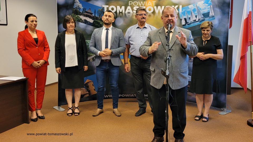 Na zdjęciu: uczestnicy konferencji prasowej, podczas której podpisana została umowa na realizację zadania ”Modernizacja drogi powiatowej Nr 4306E w miejscowości Sadykierz”, która odbyła się w sali konferencyjne Starostwa Powiatowego w Tomaszowie Mazowieckim w piątek, 1 lipca 2022 roku, Na zdjęciu: uczestnicy konferencji prasowej, podczas której podpisana została umowa na realizację zadania ”Modernizacja drogi powiatowej Nr 4306E w miejscowości Sadykierz”, która odbyła się w sali konferencyjne Starostwa Powiatowego w Tomaszowie Mazowieckim w piątek, 1 lipca 2022 roku,