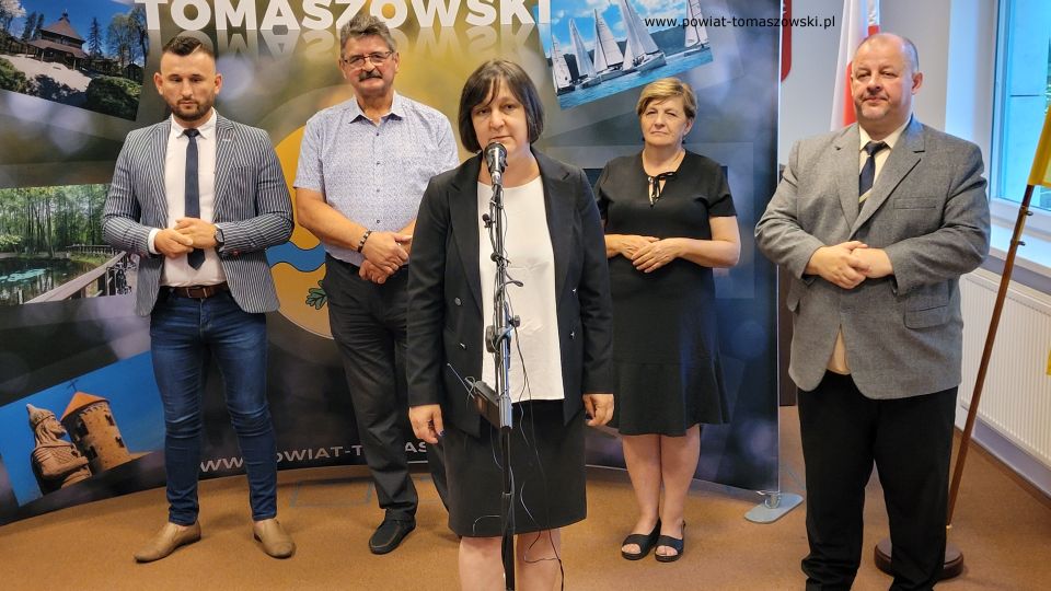 Na zdjęciu: uczestnicy konferencji prasowej, podczas której podpisana została umowa na realizację zadania ”Modernizacja drogi powiatowej Nr 4306E w miejscowości Sadykierz”, która odbyła się w sali konferencyjne Starostwa Powiatowego w Tomaszowie Mazowieckim w piątek, 1 lipca 2022 roku, Na zdjęciu: uczestnicy konferencji prasowej, podczas której podpisana została umowa na realizację zadania ”Modernizacja drogi powiatowej Nr 4306E w miejscowości Sadykierz”, która odbyła się w sali konferencyjne Starostwa Powiatowego w Tomaszowie Mazowieckim w piątek, 1 lipca 2022 roku,