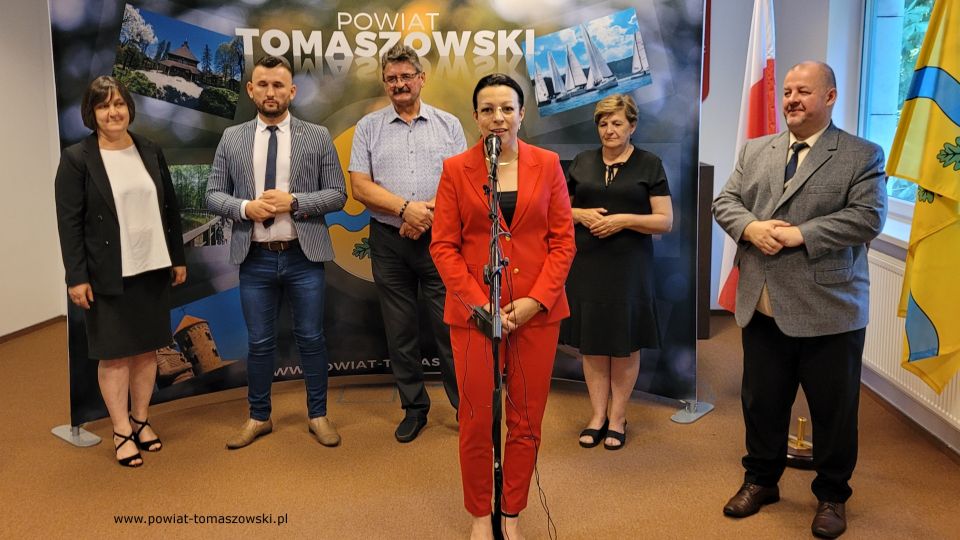 Na zdjęciu: uczestnicy konferencji prasowej, podczas której podpisana została umowa na realizację zadania ”Modernizacja drogi powiatowej Nr 4306E w miejscowości Sadykierz”, która odbyła się w sali konferencyjne Starostwa Powiatowego w Tomaszowie Mazowieckim w piątek, 1 lipca 2022 roku, Na zdjęciu: uczestnicy konferencji prasowej, podczas której podpisana została umowa na realizację zadania ”Modernizacja drogi powiatowej Nr 4306E w miejscowości Sadykierz”, która odbyła się w sali konferencyjne Starostwa Powiatowego w Tomaszowie Mazowieckim w piątek, 1 lipca 2022 roku,