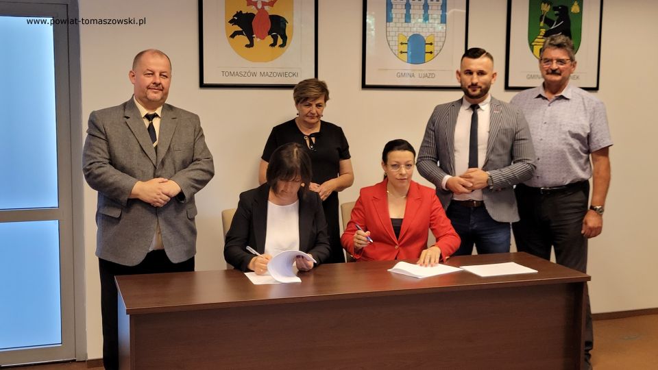 Na zdjęciu: uczestnicy konferencji prasowej, podczas której podpisana została umowa na realizację zadania ”Modernizacja drogi powiatowej Nr 4306E w miejscowości Sadykierz”, która odbyła się w sali konferencyjne Starostwa Powiatowego w Tomaszowie Mazowieckim w piątek, 1 lipca 2022 roku, Na zdjęciu: uczestnicy konferencji prasowej, podczas której podpisana została umowa na realizację zadania ”Modernizacja drogi powiatowej Nr 4306E w miejscowości Sadykierz”, która odbyła się w sali konferencyjne Starostwa Powiatowego w Tomaszowie Mazowieckim w piątek, 1 lipca 2022 roku,