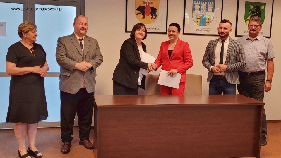 Na zdjęciu: uczestnicy konferencji prasowej, podczas której podpisana została umowa na realizację zadania ”Modernizacja drogi powiatowej Nr 4306E w miejscowości Sadykierz”, która odbyła się w sali konferencyjne Starostwa Powiatowego w Tomaszowie Mazowieckim w piątek, 1 lipca 2022 roku, Na zdjęciu: uczestnicy konferencji prasowej, podczas której podpisana została umowa na realizację zadania ”Modernizacja drogi powiatowej Nr 4306E w miejscowości Sadykierz”, która odbyła się w sali konferencyjne Starostwa Powiatowego w Tomaszowie Mazowieckim w piątek, 1 lipca 2022 roku,