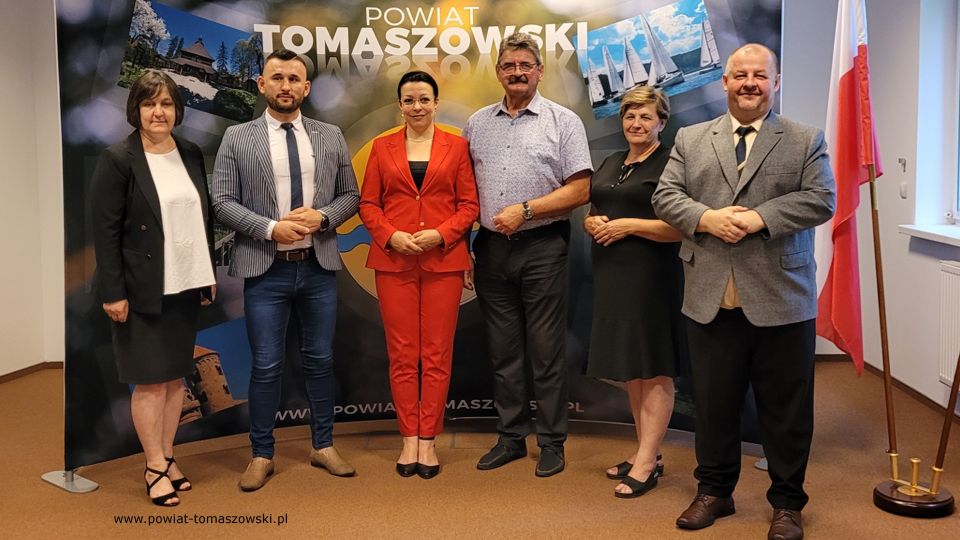 Na zdjęciu: uczestnicy konferencji prasowej, podczas której podpisana została umowa na realizację zadania ”Modernizacja drogi powiatowej Nr 4306E w miejscowości Sadykierz”, która odbyła się w sali konferencyjne Starostwa Powiatowego w Tomaszowie Mazowieckim w piątek, 1 lipca 2022 roku, Na zdjęciu: uczestnicy konferencji prasowej, podczas której podpisana została umowa na realizację zadania ”Modernizacja drogi powiatowej Nr 4306E w miejscowości Sadykierz”, która odbyła się w sali konferencyjne Starostwa Powiatowego w Tomaszowie Mazowieckim w piątek, 1 lipca 2022 roku,