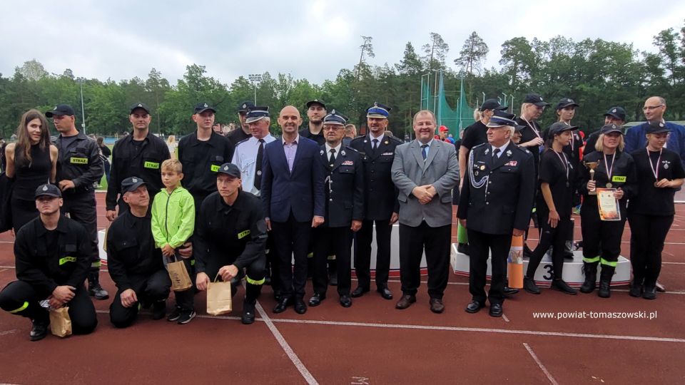 Na zdjęciu: uczestnicy Powiatowych Zawodów Sportowo-Pożarniczych, w których udział wzięły drużyny OSP z powiatu tomaszowskiego, a które odbyły się w sobotę, 30 lipca 2022 roku, w Centralnym Ośrodku Sportu w Spale 
