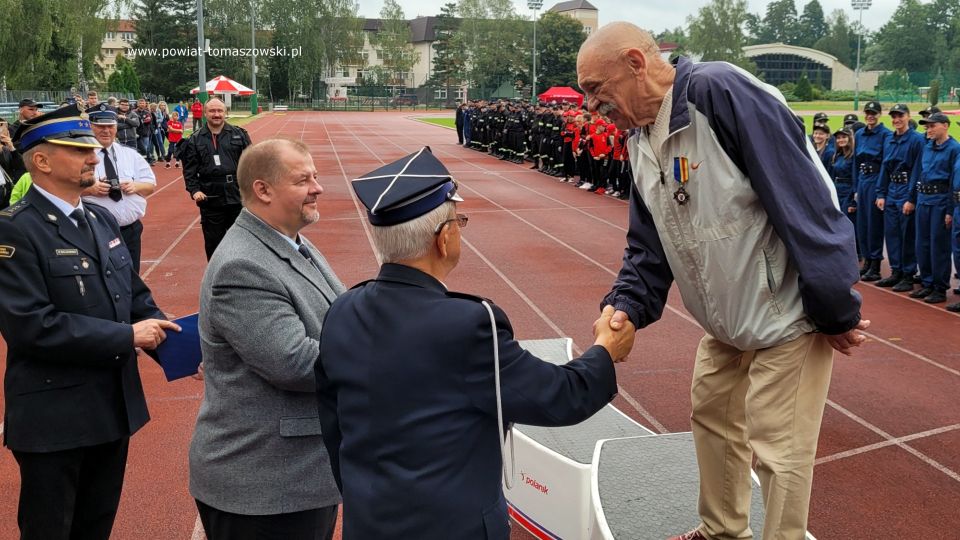 Na zdjęciu: uczestnicy Powiatowych Zawodów Sportowo-Pożarniczych, w których udział wzięły drużyny OSP z powiatu tomaszowskiego, a które odbyły się w sobotę, 30 lipca 2022 roku, w Centralnym Ośrodku Sportu w Spale 