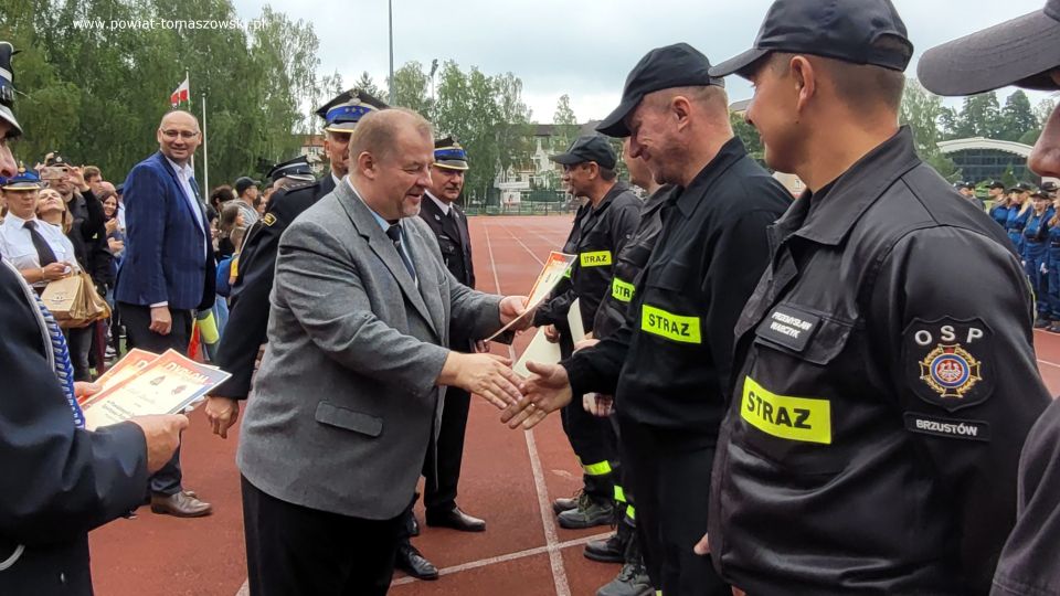 Na zdjęciu: uczestnicy Powiatowych Zawodów Sportowo-Pożarniczych, w których udział wzięły drużyny OSP z powiatu tomaszowskiego, a które odbyły się w sobotę, 30 lipca 2022 roku, w Centralnym Ośrodku Sportu w Spale 