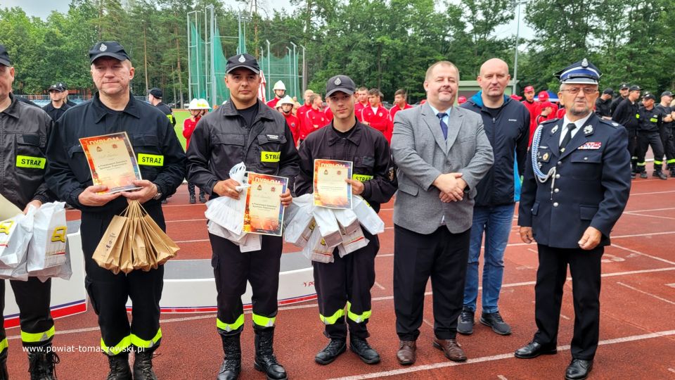 Na zdjęciu: uczestnicy Powiatowych Zawodów Sportowo-Pożarniczych, w których udział wzięły drużyny OSP z powiatu tomaszowskiego, a które odbyły się w sobotę, 30 lipca 2022 roku, w Centralnym Ośrodku Sportu w Spale 