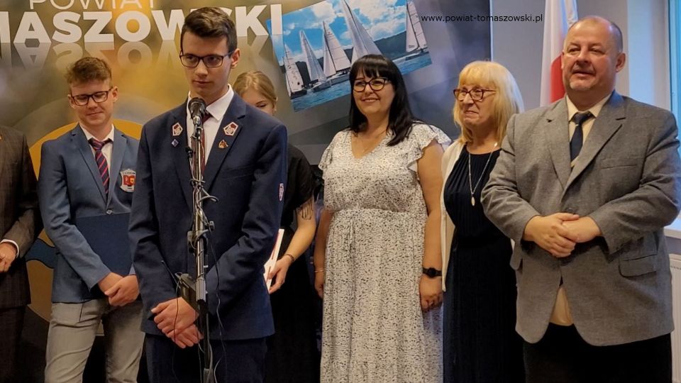 Na zdjęciu: uczestnicy uroczystości wręczenia gratulacji dla stypendystów Marszałka Województwa Łódzkiego z powiatu tomaszowskiego, która odbyła się w sali konferencyjne Starostwa Powiatowego w Tomaszowie Mazowieckim w piątek, 1 lipca 2022 roku, 