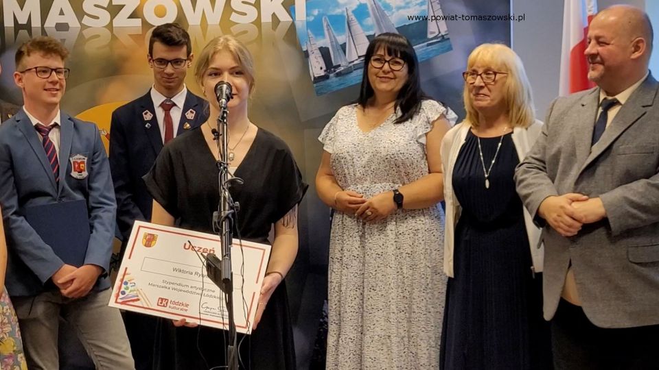 Na zdjęciu: uczestnicy uroczystości wręczenia gratulacji dla stypendystów Marszałka Województwa Łódzkiego z powiatu tomaszowskiego, która odbyła się w sali konferencyjne Starostwa Powiatowego w Tomaszowie Mazowieckim w piątek, 1 lipca 2022 roku, 