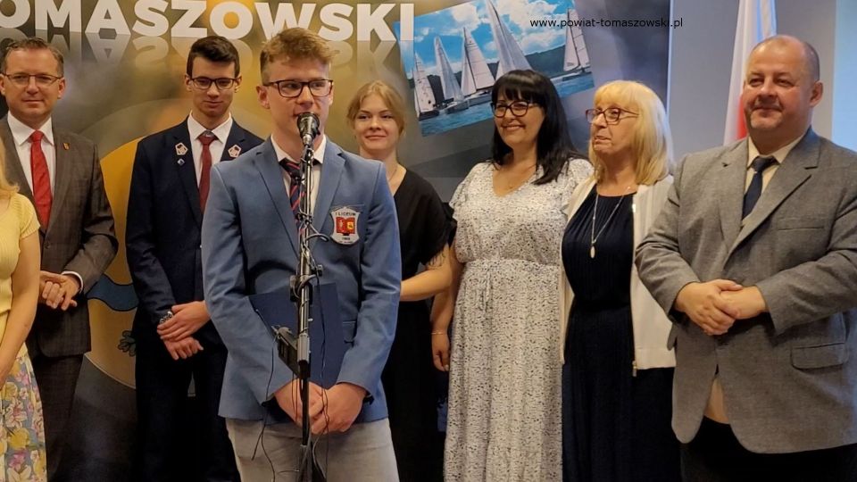 Na zdjęciu: uczestnicy uroczystości wręczenia gratulacji dla stypendystów Marszałka Województwa Łódzkiego z powiatu tomaszowskiego, która odbyła się w sali konferencyjne Starostwa Powiatowego w Tomaszowie Mazowieckim w piątek, 1 lipca 2022 roku, 