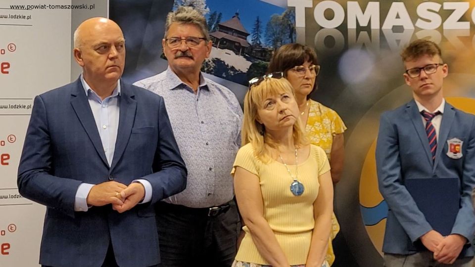 Na zdjęciu: uczestnicy uroczystości wręczenia gratulacji dla stypendystów Marszałka Województwa Łódzkiego z powiatu tomaszowskiego, która odbyła się w sali konferencyjne Starostwa Powiatowego w Tomaszowie Mazowieckim w piątek, 1 lipca 2022 roku, 