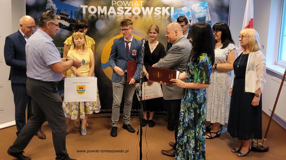 Na zdjęciu: uczestnicy uroczystości wręczenia gratulacji dla stypendystów Marszałka Województwa Łódzkiego z powiatu tomaszowskiego, która odbyła się w sali konferencyjne Starostwa Powiatowego w Tomaszowie Mazowieckim w piątek, 1 lipca 2022 roku, 