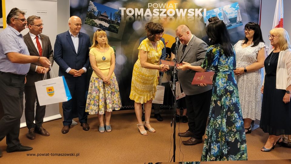 Na zdjęciu: uczestnicy uroczystości wręczenia gratulacji dla stypendystów Marszałka Województwa Łódzkiego z powiatu tomaszowskiego, która odbyła się w sali konferencyjne Starostwa Powiatowego w Tomaszowie Mazowieckim w piątek, 1 lipca 2022 roku, 