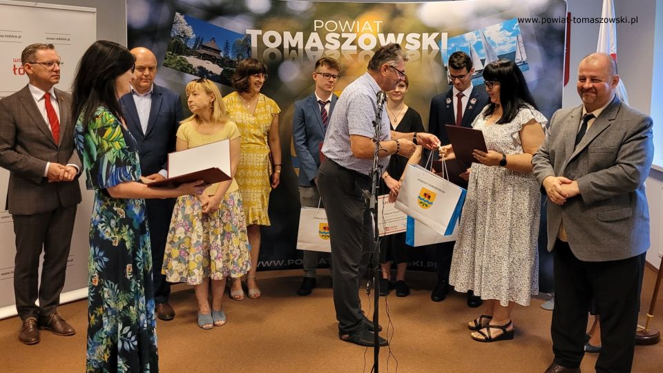 Na zdjęciu: uczestnicy uroczystości wręczenia gratulacji dla stypendystów Marszałka Województwa Łódzkiego z powiatu tomaszowskiego, która odbyła się w sali konferencyjne Starostwa Powiatowego w Tomaszowie Mazowieckim w piątek, 1 lipca 2022 roku, 