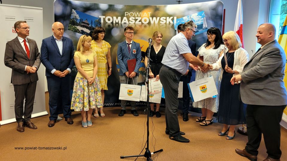 Na zdjęciu: uczestnicy uroczystości wręczenia gratulacji dla stypendystów Marszałka Województwa Łódzkiego z powiatu tomaszowskiego, która odbyła się w sali konferencyjne Starostwa Powiatowego w Tomaszowie Mazowieckim w piątek, 1 lipca 2022 roku, 