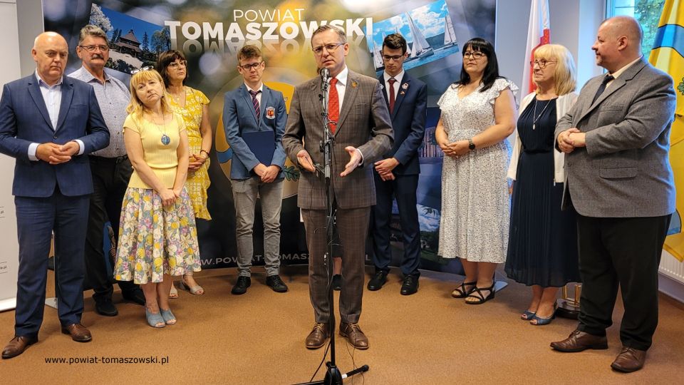 Na zdjęciu: uczestnicy uroczystości wręczenia gratulacji dla stypendystów Marszałka Województwa Łódzkiego z powiatu tomaszowskiego, która odbyła się w sali konferencyjne Starostwa Powiatowego w Tomaszowie Mazowieckim w piątek, 1 lipca 2022 roku, 