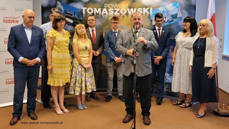 Na zdjęciu: uczestnicy uroczystości wręczenia gratulacji dla stypendystów Marszałka Województwa Łódzkiego z powiatu tomaszowskiego, która odbyła się w sali konferencyjne Starostwa Powiatowego w Tomaszowie Mazowieckim w piątek, 1 lipca 2022 roku, 