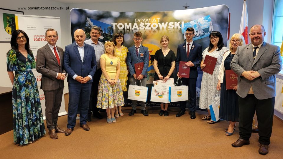 Na zdjęciu: uczestnicy uroczystości wręczenia gratulacji dla stypendystów Marszałka Województwa Łódzkiego z powiatu tomaszowskiego, która odbyła się w sali konferencyjne Starostwa Powiatowego w Tomaszowie Mazowieckim w piątek, 1 lipca 2022 roku, 