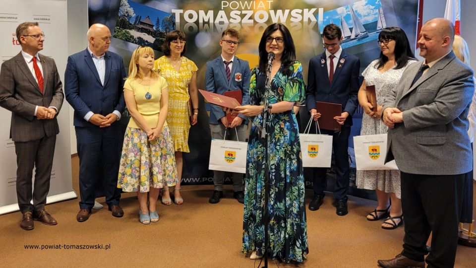 Na zdjęciu: uczestnicy uroczystości wręczenia gratulacji dla stypendystów Marszałka Województwa Łódzkiego z powiatu tomaszowskiego, która odbyła się w sali konferencyjne Starostwa Powiatowego w Tomaszowie Mazowieckim w piątek, 1 lipca 2022 roku, 