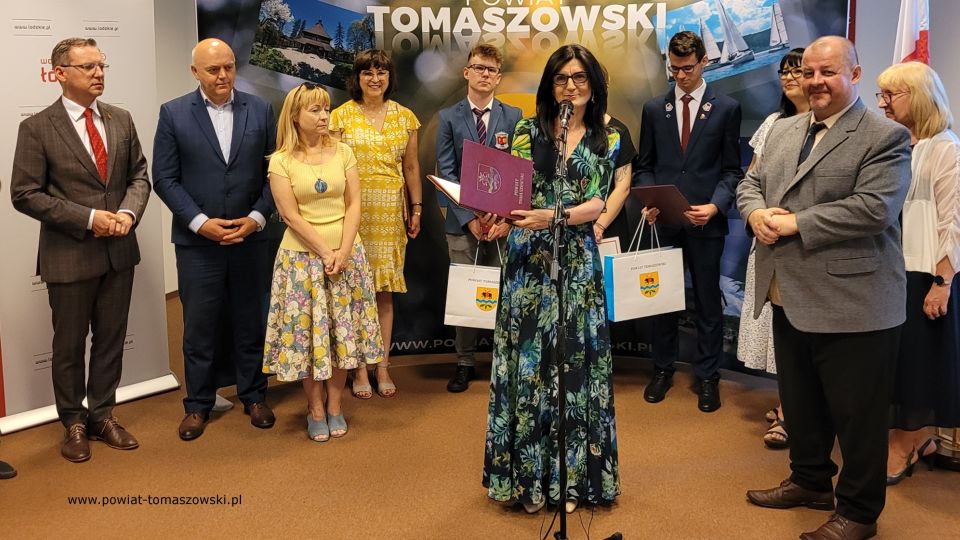Na zdjęciu: uczestnicy uroczystości wręczenia gratulacji dla stypendystów Marszałka Województwa Łódzkiego z powiatu tomaszowskiego, która odbyła się w sali konferencyjne Starostwa Powiatowego w Tomaszowie Mazowieckim w piątek, 1 lipca 2022 roku, 