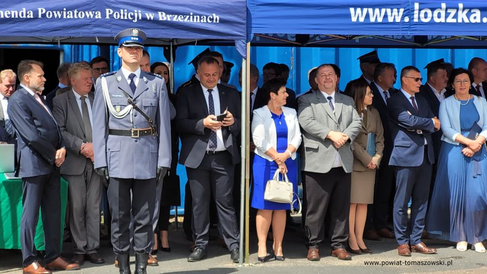 „Szanowni Państwo, znajdujemy się dzisiaj w Piotrkowie Trybunalskim. Tutaj odbywały się dzisiaj uroczystości międzypowiatowe, związane ze Świętem Policji. Wyjątkowa sytuacja, wyjątkowa uroczystość. Przedstawiciele sześciu powiatów brali udział zarówno w wymiarze samej Policji, jak i również władz samorządowych, władz wojewódzkich, a nawet ogólnopolskich. To święto to jest ten moment, to jest ten czas podkreślenia wyjątkowej pracy policjantek i policjantów, tych wszystkich, którzy stoją na straży naszego bezpieczeństwa, żebyśmy mogli w spokoju żyć, rozwijać się, żebyśmy mogli pracować, żebyśmy funkcjonowali jako samorząd, żebyśmy funkcjonowali jako państwo. Policjanci na co dzień wykonują bardzo trudną, niebezpieczną pracę. Często ona jest niewidzialna przez mieszkańców, przez ludzi, ale to oni wyprzedzają różne trudne zdarzenia, które mogłyby się pojawić, gdyby nie ich praca. Dzisiaj grupa policjantów została wyróżniona, odznaczona, za swój trud, za męstwo, za te działania, które podejmują na co dzień. Najliczniejszą grupą wyróżnionych policjantów byli przedstawiciele tomaszowskiego garnizonu, z czego się bardzo cieszymy i serdecznie gratulujemy wszystkim wyróżnionym. To pokazuje, jak dobrze oni wykonują swoją pracę. Kolejna dobra informacja związana z przyszłością, na powrót powstaną komisariaty w Ujeździe i Lubochni. Jestem przekonany, że zwiększy to bezpieczeństwo mieszkańców z gmin położonych w powiecie tomaszowskim. To są bardzo dobre informacje, pokazujące, że Polska stawia na bezpieczeństwo także w wymiarze państwowej Policji. Mówimy często o strażach pożarnych, o wojsku, ale Policja również dostaje odpowiednie dotacje finansowe po to, żebyśmy mogli czuć się coraz bezpieczniej. Serdecznie gratuluję tym wszystkim, którzy dostąpili zaszczytu związanego z wyróżnieniem za to ich codzienne zaangażowanie w działania związane z naszym bezpieczeństwem. Podziękowania również na rzecz rodzin policjantów, ponieważ jest to praca niezwykle stresująca. Dziękujemy za wyrozumiałość. Drodzy Państwo, nasza Policja rozwija się prawidłowo. Dane, które są przekazywane z roku na rok, pokazują, że w wymiarze powiatu tomaszowskiego jest coraz większa wykrywalność przestępstw, a przestępstw jest coraz mniej. To znaczy, że świadomość kary, która może być wymierzona do danego przestępcy, do osoby, która łamie prawo, działa zapobiegawczo. Gratuluję, życzę wszystkiego dobrego. Współpraca Samorządu Powiatowego z tomaszowską Policją jest wyjątkowa i wzorowa. Widząc efekty pracy naszej Policji, dwa lata temu w Zespole Szkół Ponadpodstawowych numer 8 powstała klasa policyjna, która cieszy się bardzo dużym zainteresowaniem. W roku bieżącym liczba chętnych uczniów, którzy chcieliby uczyć się w tej klasie jest wyjątkowo duża. To też pokazuje, że młode pokolenie dzisiaj bardzo chętnie chce uczyć się w klasach o profilach mundurowych. W tym przypadku mówimy o klasie policyjnej.” – powiedział Mariusz Węgrzynowski – Starosta Powiatu Tomaszowskiego. „Szanowni Państwo, znajdujemy się dzisiaj w Piotrkowie Trybunalskim. Tutaj odbywały się dzisiaj uroczystości międzypowiatowe, związane ze Świętem Policji. Wyjątkowa sytuacja, wyjątkowa uroczystość. Przedstawiciele sześciu powiatów brali udział zarówno w wymiarze samej Policji, jak i również władz samorządowych, władz wojewódzkich, a nawet ogólnopolskich. To święto to jest ten moment, to jest ten czas podkreślenia wyjątkowej pracy policjantek i policjantów, tych wszystkich, którzy stoją na straży naszego bezpieczeństwa, żebyśmy mogli w spokoju żyć, rozwijać się, żebyśmy mogli pracować, żebyśmy funkcjonowali jako samorząd, żebyśmy funkcjonowali jako państwo. Policjanci na co dzień wykonują bardzo trudną, niebezpieczną pracę. Często ona jest niewidzialna przez mieszkańców, przez ludzi, ale to oni wyprzedzają różne trudne zdarzenia, które mogłyby się pojawić, gdyby nie ich praca. Dzisiaj grupa policjantów została wyróżniona, odznaczona, za swój trud, za męstwo, za te działania, które podejmują na co dzień. Najliczniejszą grupą wyróżnionych policjantów byli przedstawiciele tomaszowskiego garnizonu, z czego się bardzo cieszymy i serdecznie gratulujemy wszystkim wyróżnionym. To pokazuje, jak dobrze oni wykonują swoją pracę. Kolejna dobra informacja związana z przyszłością, na powrót powstaną komisariaty w Ujeździe i Lubochni. Jestem przekonany, że zwiększy to bezpieczeństwo mieszkańców z gmin położonych w powiecie tomaszowskim. To są bardzo dobre informacje, pokazujące, że Polska stawia na bezpieczeństwo także w wymiarze państwowej Policji. Mówimy często o strażach pożarnych, o wojsku, ale Policja również dostaje odpowiednie dotacje finansowe po to, żebyśmy mogli czuć się coraz bezpieczniej. Serdecznie gratuluję tym wszystkim, którzy dostąpili zaszczytu związanego z wyróżnieniem za to ich codzienne zaangażowanie w działania związane z naszym bezpieczeństwem. Podziękowania również na rzecz rodzin policjantów, ponieważ jest to praca niezwykle stresująca. Dziękujemy za wyrozumiałość. Drodzy Państwo, nasza Policja rozwija się prawidłowo. Dane, które są przekazywane z roku na rok, pokazują, że w wymiarze powiatu tomaszowskiego jest coraz większa wykrywalność przestępstw, a przestępstw jest coraz mniej. To znaczy, że świadomość kary, która może być wymierzona do danego przestępcy, do osoby, która łamie prawo, działa zapobiegawczo. Gratuluję, życzę wszystkiego dobrego. Współpraca Samorządu Powiatowego z tomaszowską Policją jest wyjątkowa i wzorowa. Widząc efekty pracy naszej Policji, dwa lata temu w Zespole Szkół Ponadpodstawowych numer 8 powstała klasa policyjna, która cieszy się bardzo dużym zainteresowaniem. W roku bieżącym liczba chętnych uczniów, którzy chcieliby uczyć się w tej klasie jest wyjątkowo duża. To też pokazuje, że młode pokolenie dzisiaj bardzo chętnie chce uczyć się w klasach o profilach mundurowych. W tym przypadku mówimy o klasie policyjnej.” – powiedział Mariusz Węgrzynowski – Starosta Powiatu Tomaszowskiego.