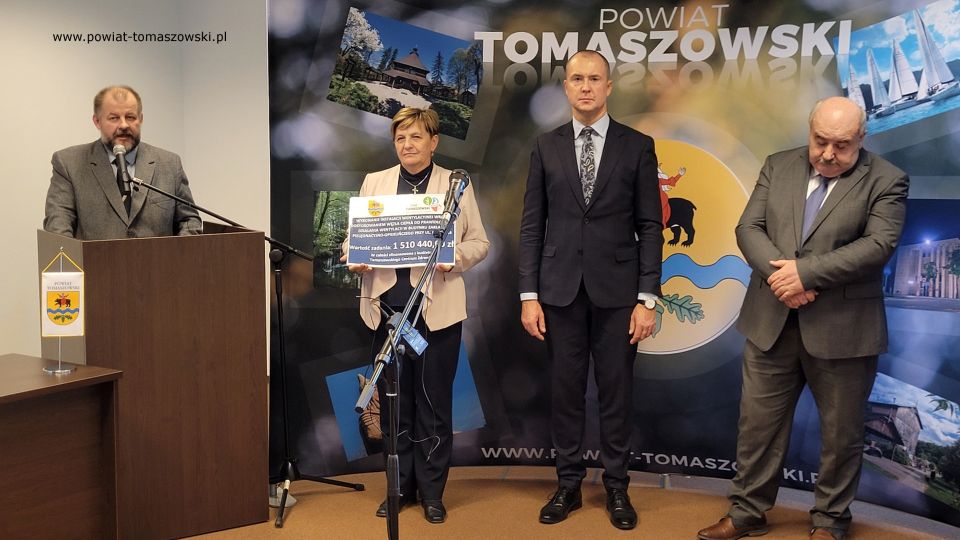 Na zdjęciu: uczestnicy konferencji prasowej dotyczącej wykonania instalacji wentylacyjnej wraz z dostosowaniem węzła ciepła do prawidłowego działania wentylacji w Zakładzie Pielęgnacyjno-Opiekuńczego przy ulicy Niskiej 14, która odbyła się we wtorek, 27 września 2022 roku, w sali konferencyjnej w Starostwie Powiatowym w Tomaszowie Mazowieckim