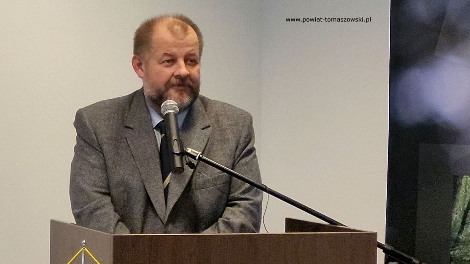 Na zdjęciu: uczestnicy konferencji prasowej dotyczącej wykonania instalacji wentylacyjnej wraz z dostosowaniem węzła ciepła do prawidłowego działania wentylacji w Zakładzie Pielęgnacyjno-Opiekuńczego przy ulicy Niskiej 14, która odbyła się we wtorek, 27 września 2022 roku, w sali konferencyjnej w Starostwie Powiatowym w Tomaszowie Mazowieckim