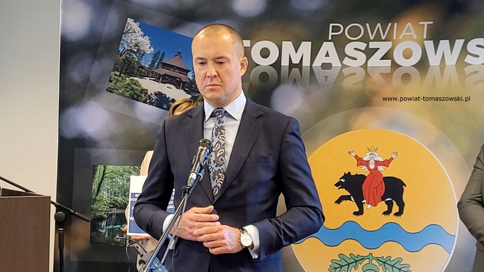 Na zdjęciu: uczestnicy konferencji prasowej dotyczącej wykonania instalacji wentylacyjnej wraz z dostosowaniem węzła ciepła do prawidłowego działania wentylacji w Zakładzie Pielęgnacyjno-Opiekuńczego przy ulicy Niskiej 14, która odbyła się we wtorek, 27 września 2022 roku, w sali konferencyjnej w Starostwie Powiatowym w Tomaszowie Mazowieckim