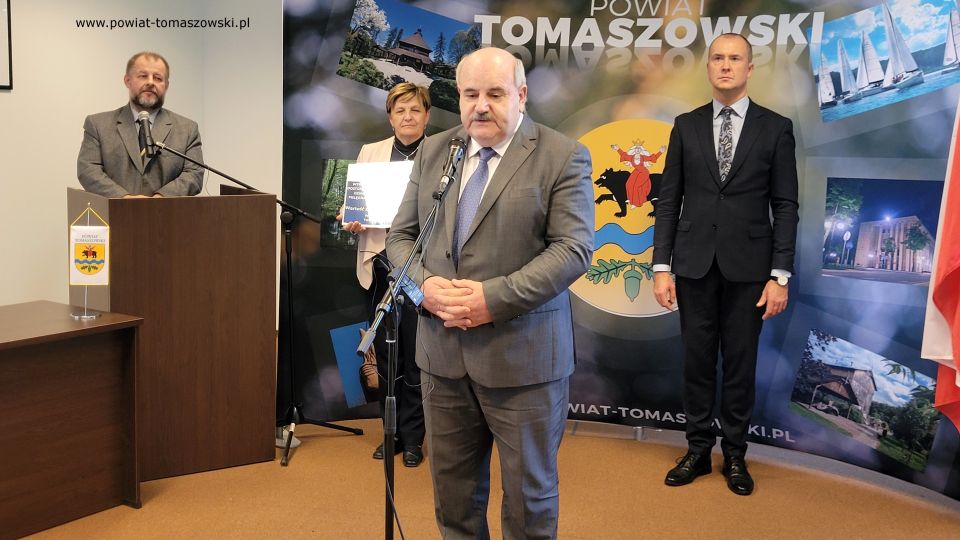 Na zdjęciu: uczestnicy konferencji prasowej dotyczącej wykonania instalacji wentylacyjnej wraz z dostosowaniem węzła ciepła do prawidłowego działania wentylacji w Zakładzie Pielęgnacyjno-Opiekuńczego przy ulicy Niskiej 14, która odbyła się we wtorek, 27 września 2022 roku, w sali konferencyjnej w Starostwie Powiatowym w Tomaszowie Mazowieckim
