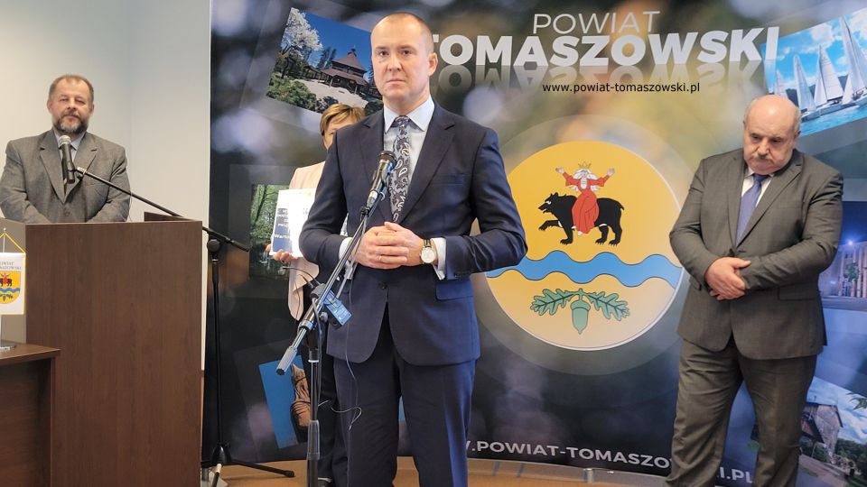 Na zdjęciu: uczestnicy konferencji prasowej dotyczącej wykonania instalacji wentylacyjnej wraz z dostosowaniem węzła ciepła do prawidłowego działania wentylacji w Zakładzie Pielęgnacyjno-Opiekuńczego przy ulicy Niskiej 14, która odbyła się we wtorek, 27 września 2022 roku, w sali konferencyjnej w Starostwie Powiatowym w Tomaszowie Mazowieckim