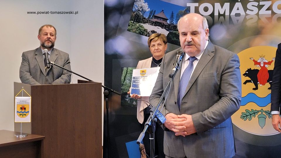 Na zdjęciu: uczestnicy konferencji prasowej dotyczącej wykonania instalacji wentylacyjnej wraz z dostosowaniem węzła ciepła do prawidłowego działania wentylacji w Zakładzie Pielęgnacyjno-Opiekuńczego przy ulicy Niskiej 14, która odbyła się we wtorek, 27 września 2022 roku, w sali konferencyjnej w Starostwie Powiatowym w Tomaszowie Mazowieckim