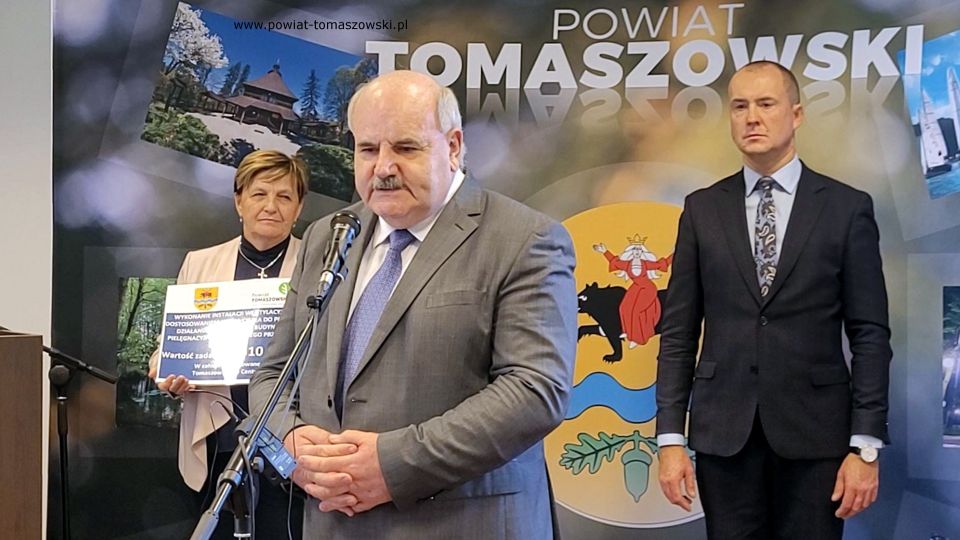 Na zdjęciu: uczestnicy konferencji prasowej dotyczącej wykonania instalacji wentylacyjnej wraz z dostosowaniem węzła ciepła do prawidłowego działania wentylacji w Zakładzie Pielęgnacyjno-Opiekuńczego przy ulicy Niskiej 14, która odbyła się we wtorek, 27 września 2022 roku, w sali konferencyjnej w Starostwie Powiatowym w Tomaszowie Mazowieckim