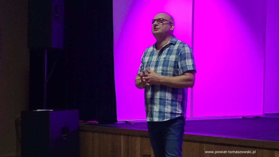 Zdjęcie ze spektaklu „Wszechobecni”, który został zaprezentowany przez Młodzieżowy Teatr ds. Ciężkich w MCK Tkacz w Tomaszowie Mazowieckim w poniedziałek, 20 czerwca 2022 roku,