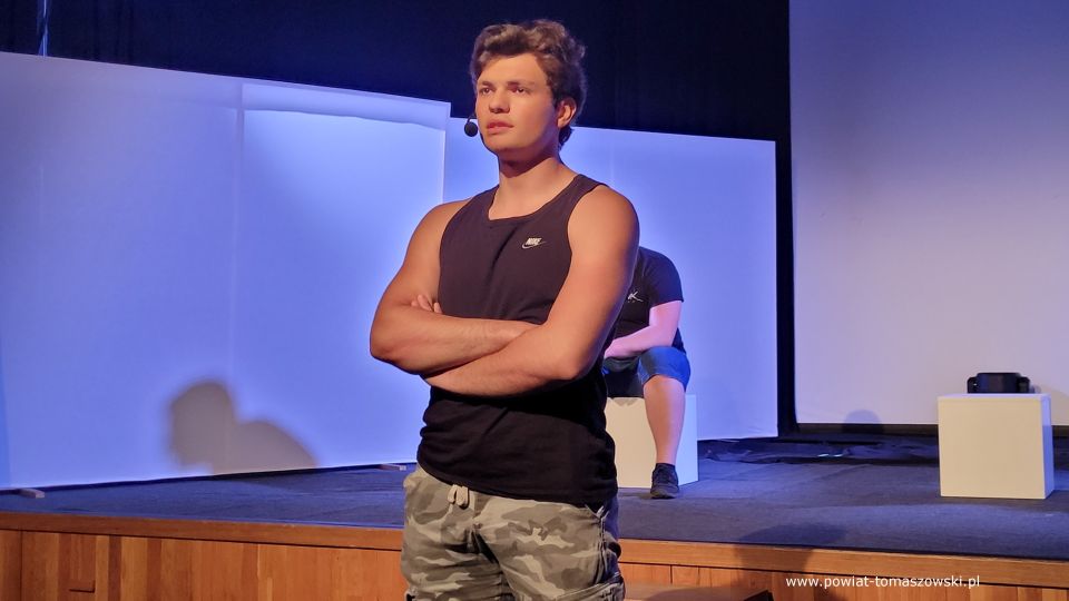 Zdjęcie ze spektaklu „Wszechobecni”, który został zaprezentowany przez Młodzieżowy Teatr ds. Ciężkich w MCK Tkacz w Tomaszowie Mazowieckim w poniedziałek, 20 czerwca 2022 roku,
