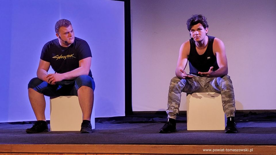 Zdjęcie ze spektaklu „Wszechobecni”, który został zaprezentowany przez Młodzieżowy Teatr ds. Ciężkich w MCK Tkacz w Tomaszowie Mazowieckim w poniedziałek, 20 czerwca 2022 roku,
