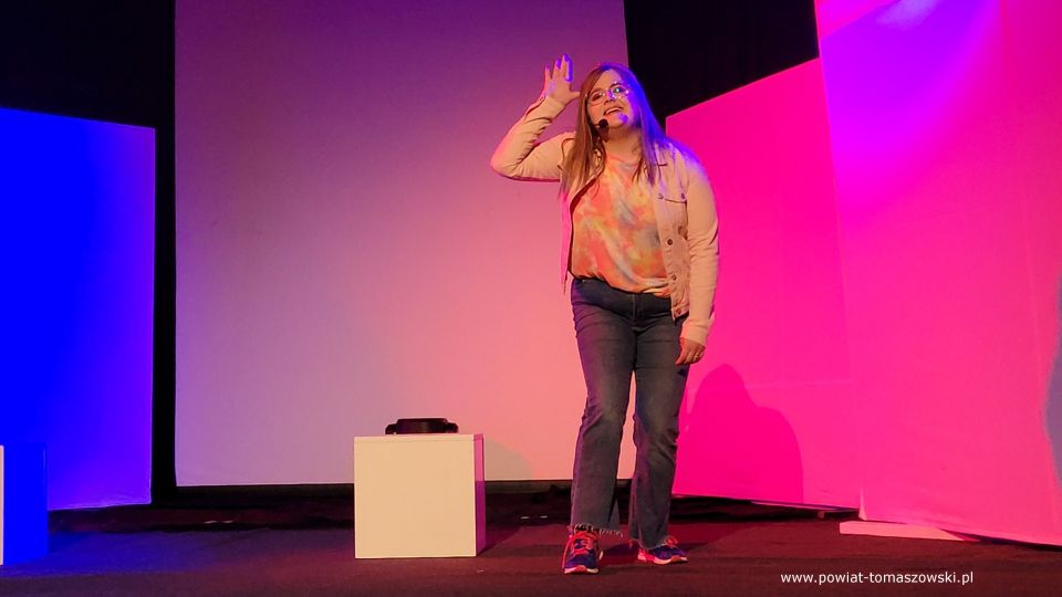 Zdjęcie ze spektaklu „Wszechobecni”, który został zaprezentowany przez Młodzieżowy Teatr ds. Ciężkich w MCK Tkacz w Tomaszowie Mazowieckim w poniedziałek, 20 czerwca 2022 roku,