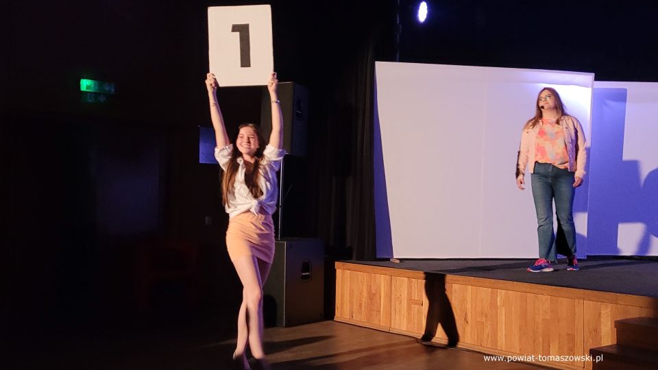 Zdjęcie ze spektaklu „Wszechobecni”, który został zaprezentowany przez Młodzieżowy Teatr ds. Ciężkich w MCK Tkacz w Tomaszowie Mazowieckim w poniedziałek, 20 czerwca 2022 roku,