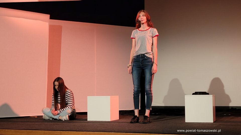 Zdjęcie ze spektaklu „Wszechobecni”, który został zaprezentowany przez Młodzieżowy Teatr ds. Ciężkich w MCK Tkacz w Tomaszowie Mazowieckim w poniedziałek, 20 czerwca 2022 roku,