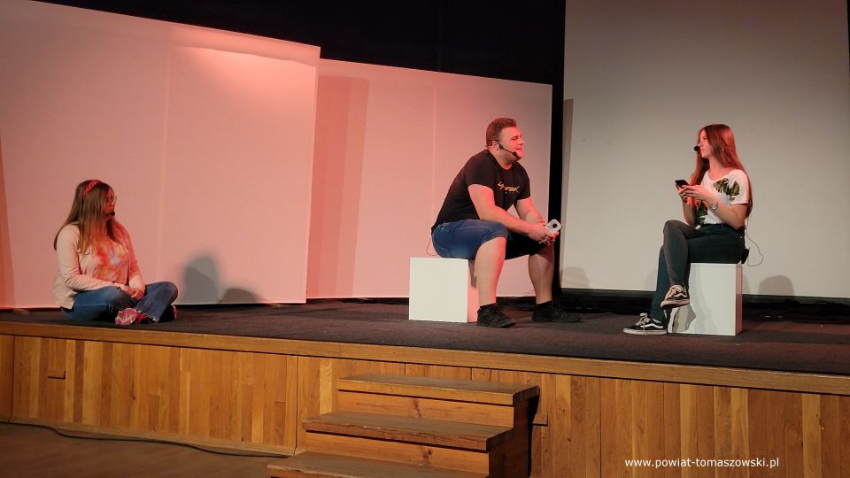Zdjęcie ze spektaklu „Wszechobecni”, który został zaprezentowany przez Młodzieżowy Teatr ds. Ciężkich w MCK Tkacz w Tomaszowie Mazowieckim w poniedziałek, 20 czerwca 2022 roku,
